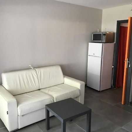 Studio au RDC, residence avec piscine face port Le Grau-du-Roi Extérieur photo