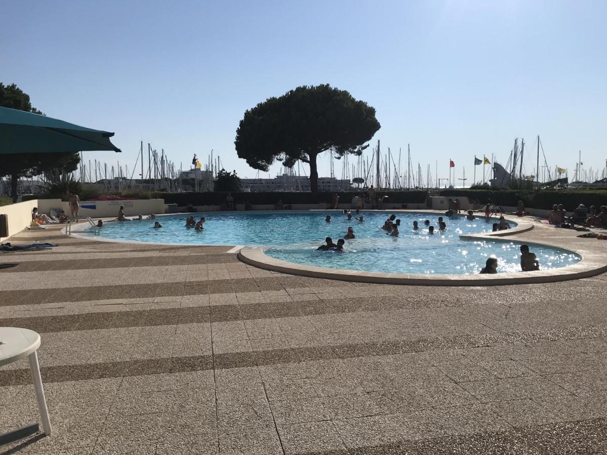 Studio au RDC, residence avec piscine face port Le Grau-du-Roi Extérieur photo