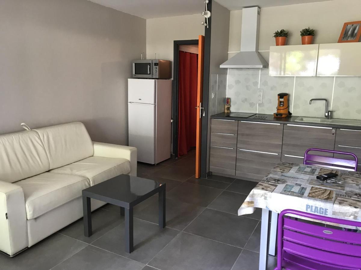 Studio au RDC, residence avec piscine face port Le Grau-du-Roi Extérieur photo