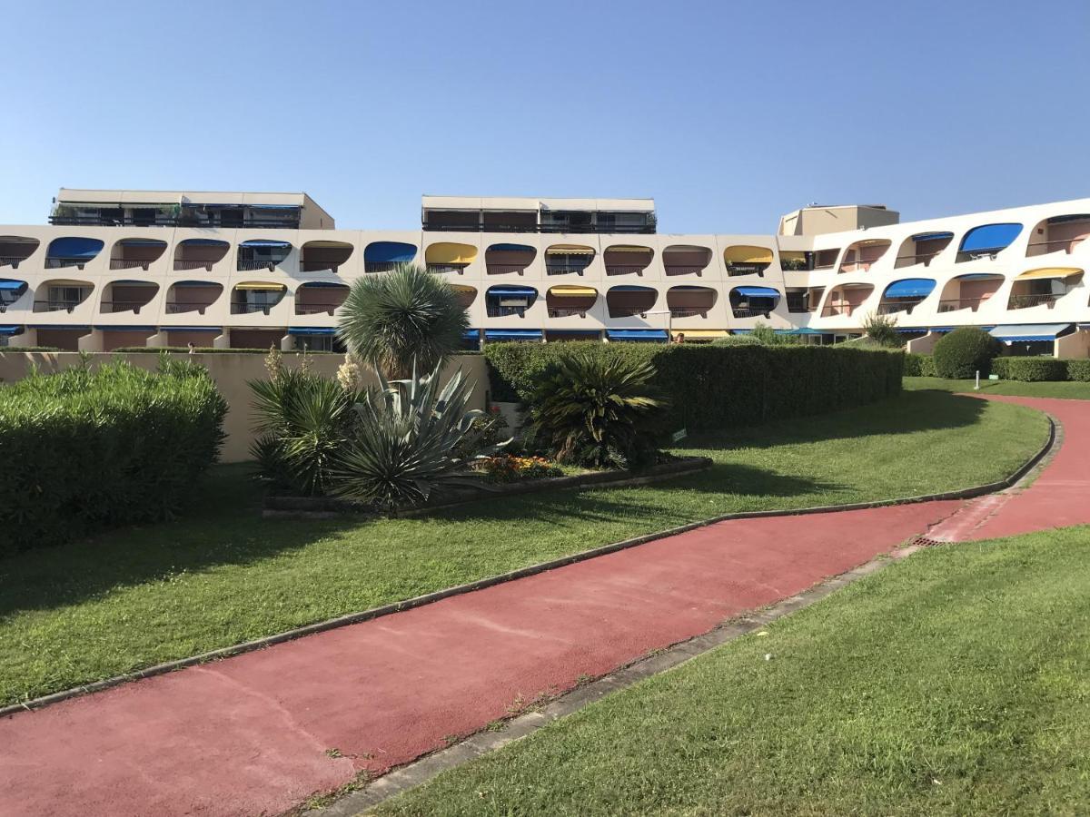 Studio au RDC, residence avec piscine face port Le Grau-du-Roi Extérieur photo